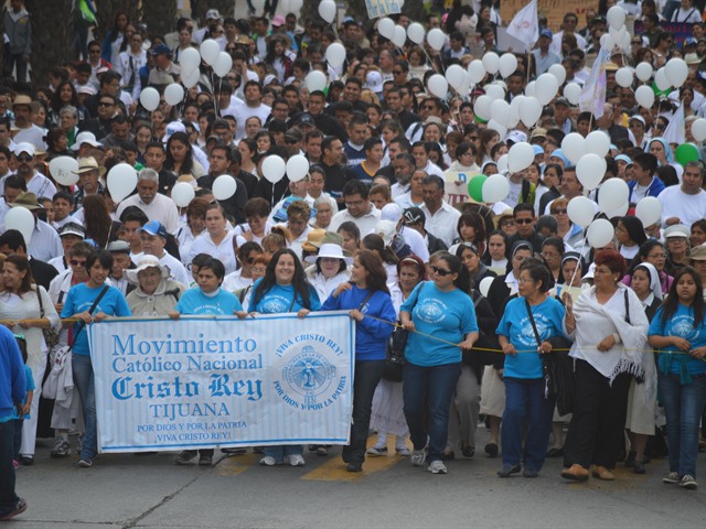 Marchan por la vida, la paz y la familia en Tijuana