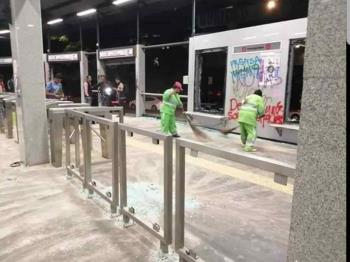 Mujeres adultas son las encargadas de limpiar los destrozos del la manifestación del día de ayer Mujeres adultas son las encargadas de limpiar los destrozos del la manifestación del día de ayer