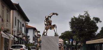 Rinde homenaje a Iron Man colocando una estatua en Italia Rinde homenaje a Iron Man colocando una estatua en Italia