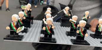 Figura de AMLO, de venta en el Zócalo para celebrar El Grito Figura de AMLO, de venta en el Zócalo para celebrar El Grito