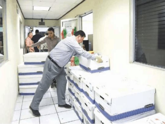 Entregan 36 cajas de información sobre la transición al Congreso del Estado Entregan 36 cajas de información sobre la transición al Congreso del Estado