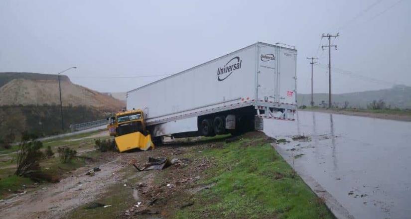 Tráiler sale del camino en Blvd. 2000 y queda estancado en el camellón central Tráiler sale del camino en Blvd. 2000 y queda estancado en el camellón central