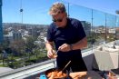 Gordon Ramsay aparece en Tijuana cocinando una Torta de Chorizo