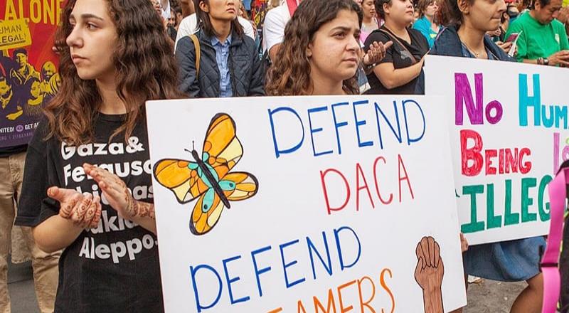 Jóvenes migrantes seguirán amparados con el programa DACA Jóvenes migrantes seguirán amparados con el programa DACA