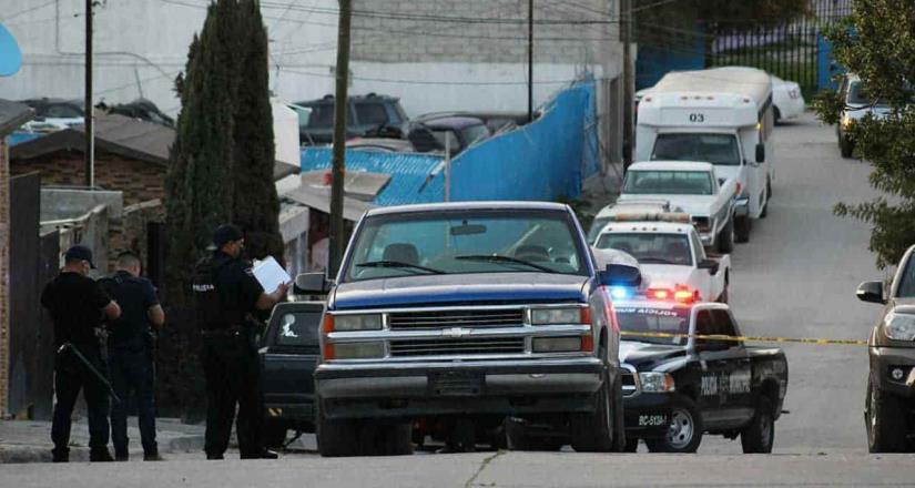 Se localizan 2 cuerpos y un narco-mensaje dentro de una Pick up abandonada en media calle
