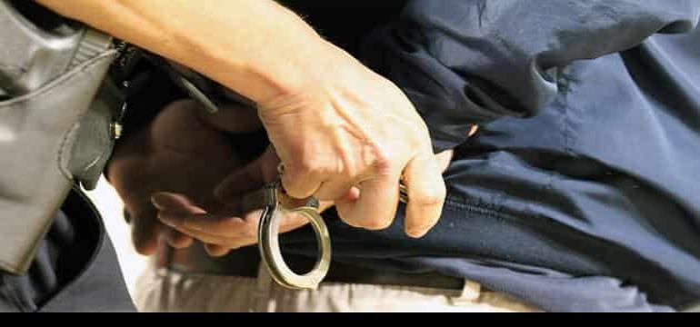 Hombre enfrenta a policías y lesiona a embarazada en Aguascalientes Hombre enfrenta a policías y lesiona a embarazada en Aguascalientes