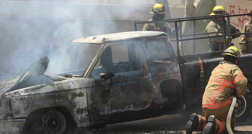 Camioneta se incendia en Residencial del Bosque Camioneta se incendia en Residencial del Bosque