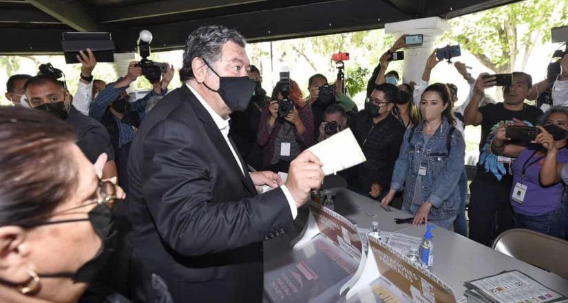 El candidato Jorge Hank emite su voto y da su opinión sobre la jornada electoral. El candidato Jorge Hank emite su voto y da su opinión sobre la jornada electoral.