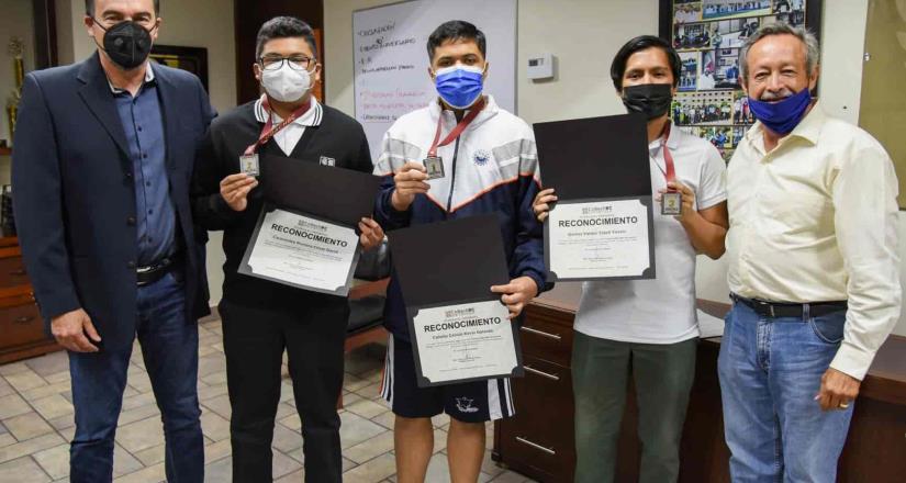 Colegio de bachilleres de BC reconoce a ganadores del primer torneo de ajedrez online. Colegio de bachilleres de BC reconoce a ganadores del primer torneo de ajedrez online.
