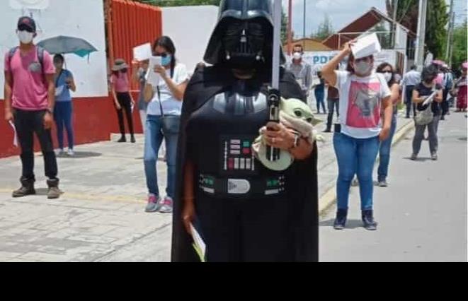 Darth Vader asiste a vacunarse en San Pedro Cholula, Puebla