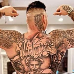 Andy Ruiz presume tatuaje que le cubre espalda hasta los glúteos.