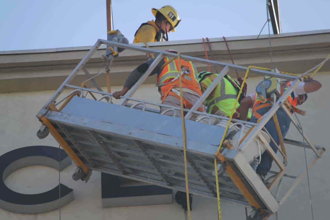 Bomberos rescatan a trabajadores que estuvieron apunto de caer del ultimo piso del Hyatt Place
