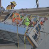 Bomberos rescatan a trabajadores que estuvieron apunto de caer del ultimo piso del Hyatt Place