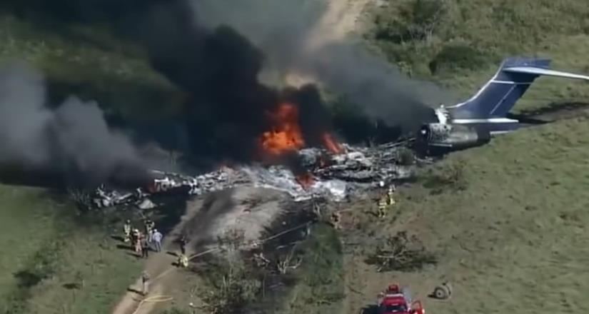 En Texas se estrella un avión y 21 personas a bordo sobreviven