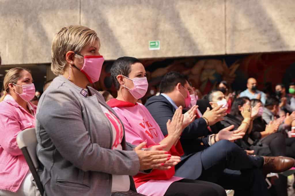 Alcaldesa rinde un minuto de silencio a las mujeres que están, las que no y por las que padecen cáncer de mama