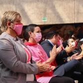 Alcaldesa rinde un minuto de silencio a las mujeres que están, las que no y por las que padecen cáncer de mama