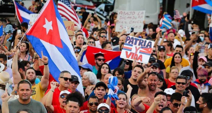 Cubanos protestan afuera del Vaticano tras llamado de influencer