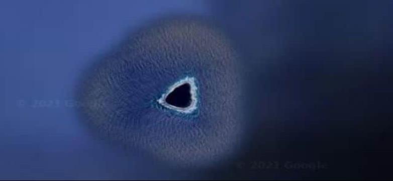 Agujero negro en el Océano Pacífico detectado por Google Maps