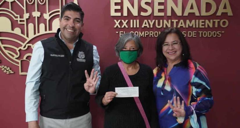 Recibe ciudadana apoyo económico para estudios médicos Recibe ciudadana apoyo económico para estudios médicos