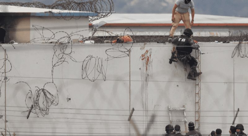 Reportan masacre en cárcel de Ecuador tras un motín Reportan masacre en cárcel de Ecuador tras un motín