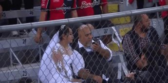 Con todo y vestido, novios celebran luna de miel en final Atlas-León Con todo y vestido, novios celebran luna de miel en final Atlas-León