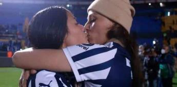 Jugadora de Rayadas festeja campeonato con tierno beso