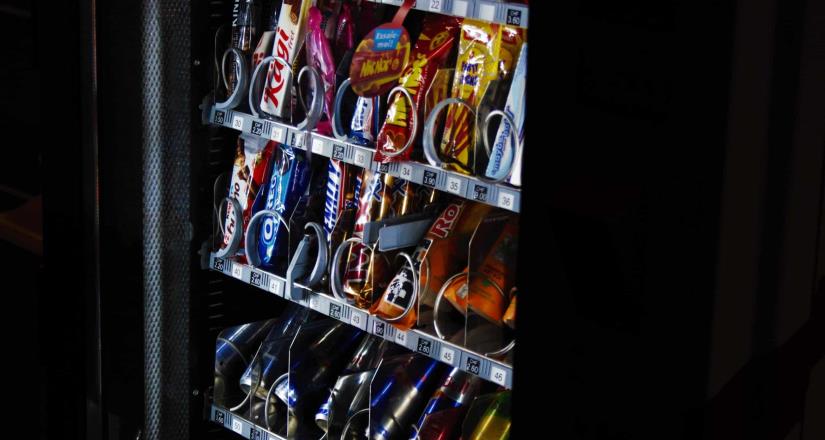 Morena busca prohibir máquinas expendedoras de alimentos y refrescos