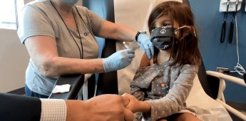 FDA de EU avala refuerzo de vacuna antiCovid para menores