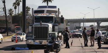 Muere joven al ser impactada contra un trailer de carga en Los Álamos