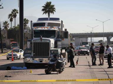 Muere joven al ser impactada contra un trailer de carga en Los Álamos