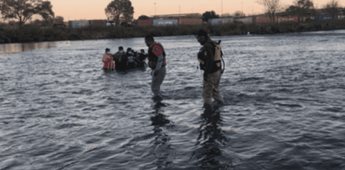 Rescata INM a dos mujeres y cuatro menores a mitad del Río Bravo