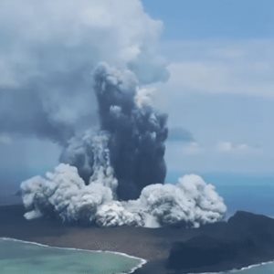 Alertan Tsunami para EU y Japón tras erupción de volcán en Tonga
