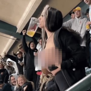 Mujer muestra sus senos en el estadio y desata pelea