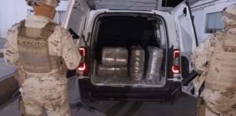 Autoridades de SEDENA aseguran vehículo con cargamento de droga en su interior