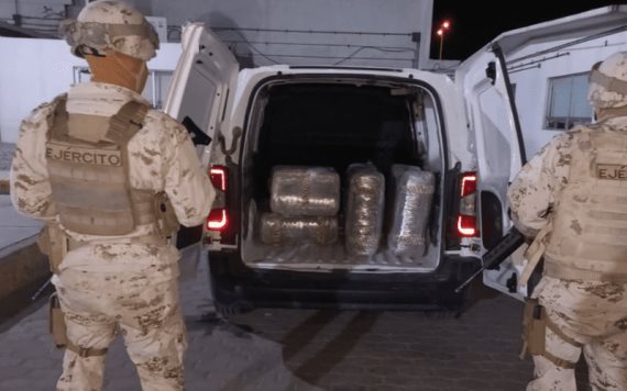 Autoridades de SEDENA aseguran vehículo con cargamento de droga en su interior