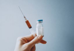 AstraZeneca la vacuna anti Covid que podría brindar inmunidad para siempre, prevé Clive Dix