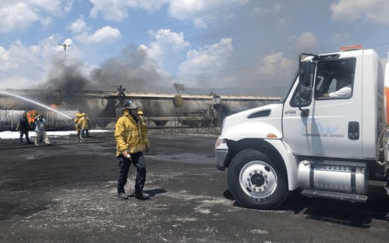 Explota pipa cargada de combustible tras chocar con un tren en Tamaulipas