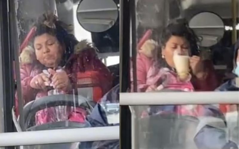 Mujer se prepara michelada mientras viaja en transporte público