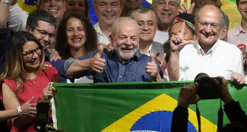 Lula vuelve al poder en Brasil; gobernará a un país dividido