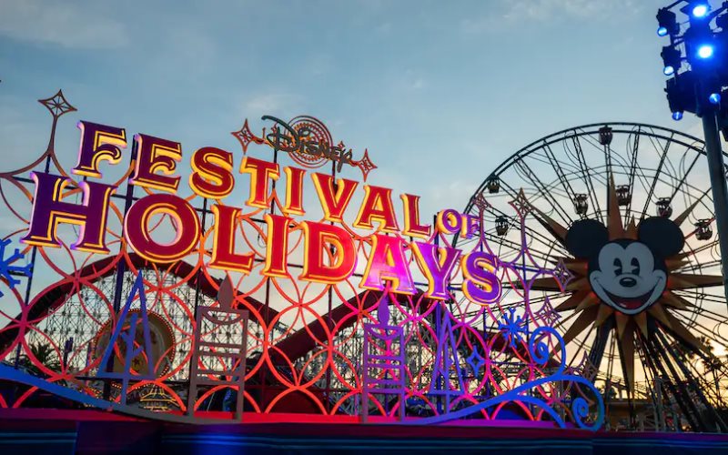 Del 11 de noviembre de 2022 al 8 de enero de 2023, Disneyland Resort celebra la temporada navideña con el regreso del entretenimiento y las tradiciones típicas de estas fiestas