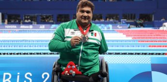 Arnulfo Castorena refrenda oro paralímpico en 50 metros pecho de París 2024