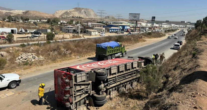 Camión de refrescos se vuelca en el bulevar 2000