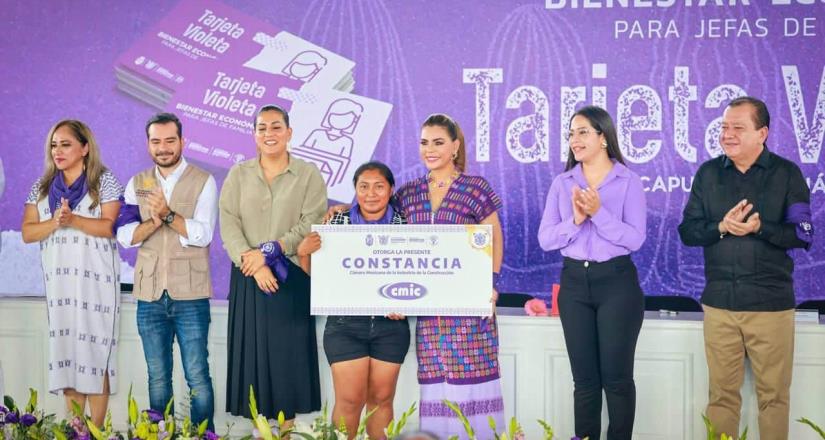 Entrega Evelyn Salgado certificados y constancias de capacitación a mujeres del programa Tarjeta Violeta