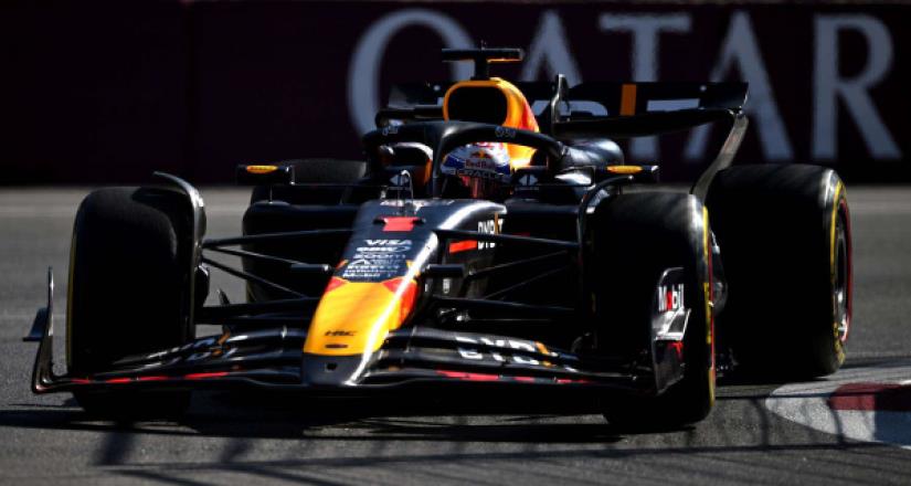 Verstappen termina quinto en Azerbaiyán