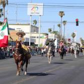 Alfredo Álvarez Cárdenas encabeza desfile cívico-militar del 214 aniversario de la Independencia de México