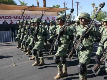 Alfredo Álvarez Cárdenas encabeza desfile cívico-militar del 214 aniversario de la Independencia de México