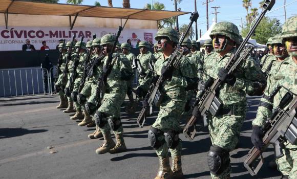 Alfredo Álvarez Cárdenas encabeza desfile cívico-militar del 214 aniversario de la Independencia de México