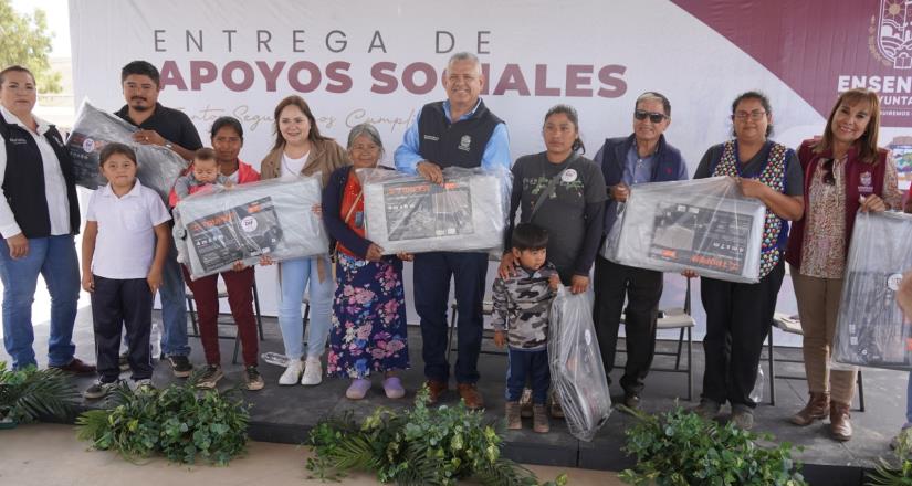 Entrega Gobierno Municipal apoyos sociales a familias de Maneadero