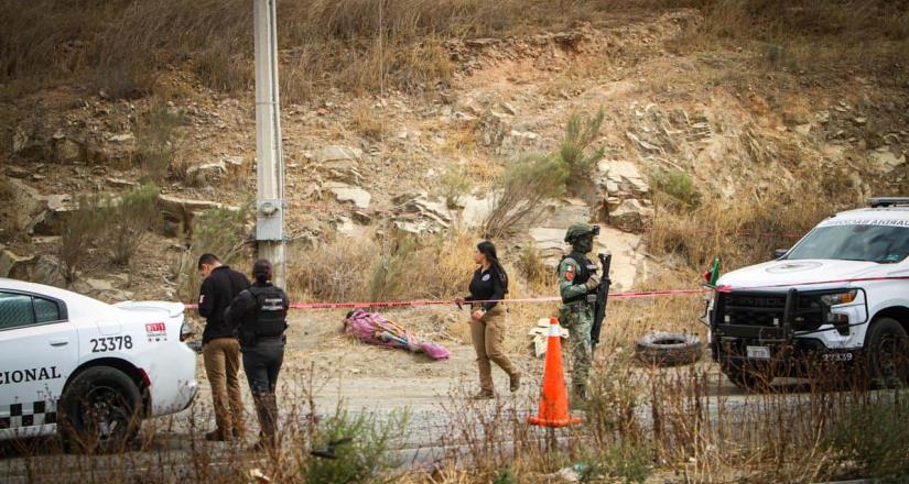 Abandonan cuerpo encobijado en la carretera libre Tijuana-Tecate