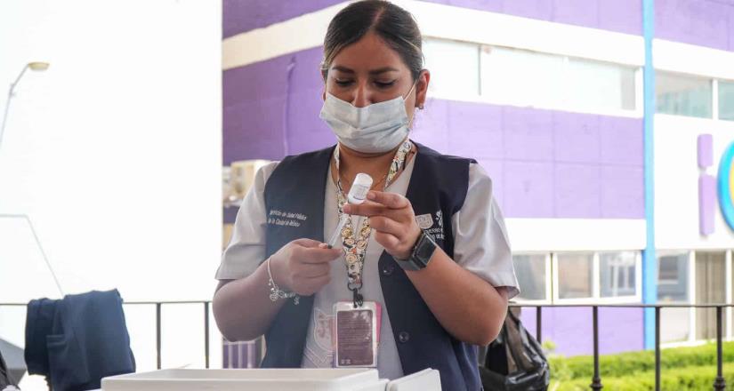 Reafirma IMSS-Bienestar compromiso con la salud de las mujeres; invita a aplicarse la vacuna contra VPH